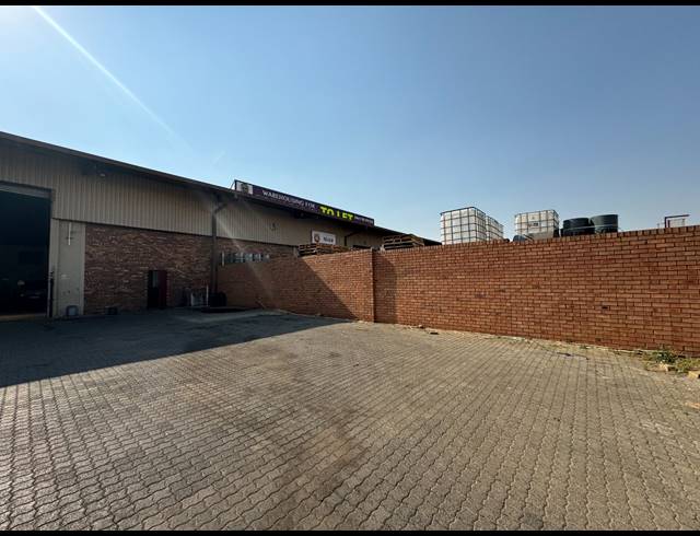 950M² WAREHOUSE TO LET IN JET PARK